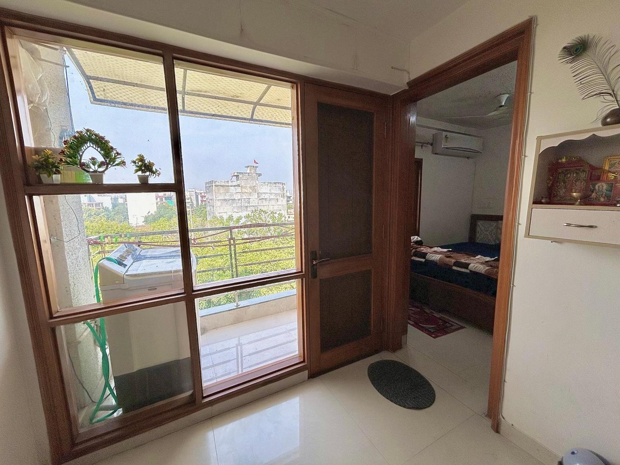 Prime Loc Fully Furnished 1bhk Dwarka Sector 23b